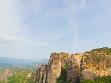 Yunanistan 'ın ve hatta dünyanın en fantastik yerlerinden biri olan meteora, kayalıklardaki tarihi manastırlarıyla ünlüdür..