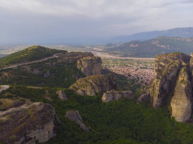 Yunanistan 'ın ve hatta dünyanın en fantastik yerlerinden biri olan meteora, kayalıklardaki tarihi manastırlarıyla ünlüdür..