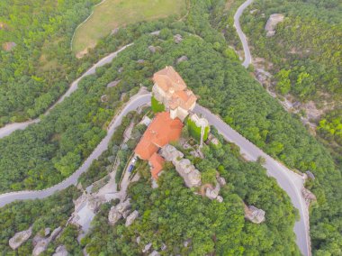 Yunanistan 'ın ve hatta dünyanın en fantastik yerlerinden biri olan meteora, kayalıklardaki tarihi manastırlarıyla ünlüdür..