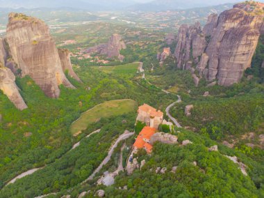 Yunanistan 'ın ve hatta dünyanın en fantastik yerlerinden biri olan meteora, kayalıklardaki tarihi manastırlarıyla ünlüdür..