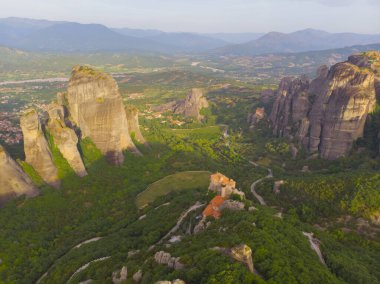 Yunanistan 'ın ve hatta dünyanın en fantastik yerlerinden biri olan meteora, kayalıklardaki tarihi manastırlarıyla ünlüdür..