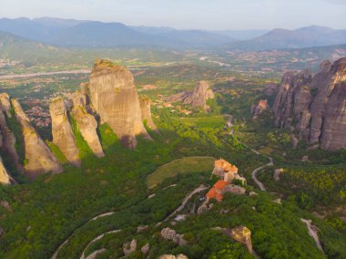 Yunanistan 'ın ve hatta dünyanın en fantastik yerlerinden biri olan meteora, kayalıklardaki tarihi manastırlarıyla ünlüdür..