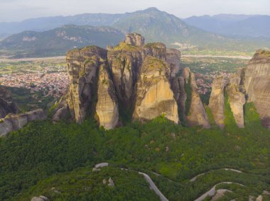 Yunanistan 'ın ve hatta dünyanın en fantastik yerlerinden biri olan meteora, kayalıklardaki tarihi manastırlarıyla ünlüdür..