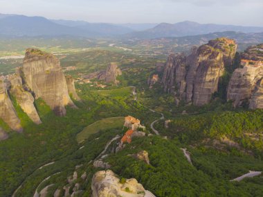 Yunanistan 'ın ve hatta dünyanın en fantastik yerlerinden biri olan meteora, kayalıklardaki tarihi manastırlarıyla ünlüdür..