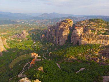 Yunanistan 'ın ve hatta dünyanın en fantastik yerlerinden biri olan meteora, kayalıklardaki tarihi manastırlarıyla ünlüdür..