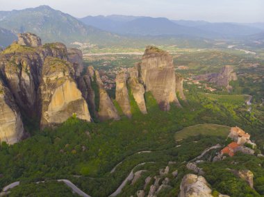 Yunanistan 'ın ve hatta dünyanın en fantastik yerlerinden biri olan meteora, kayalıklardaki tarihi manastırlarıyla ünlüdür..