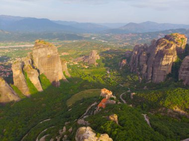 Yunanistan 'ın ve hatta dünyanın en fantastik yerlerinden biri olan meteora, kayalıklardaki tarihi manastırlarıyla ünlüdür..