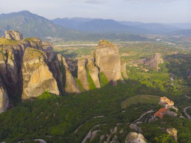 Yunanistan 'ın ve hatta dünyanın en fantastik yerlerinden biri olan meteora, kayalıklardaki tarihi manastırlarıyla ünlüdür..