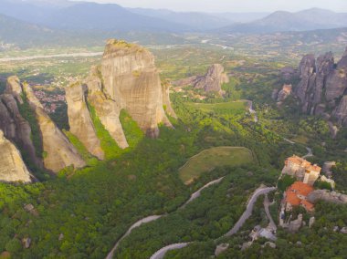Yunanistan 'ın ve hatta dünyanın en fantastik yerlerinden biri olan meteora, kayalıklardaki tarihi manastırlarıyla ünlüdür..