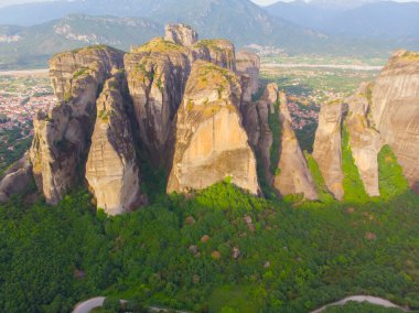 Yunanistan 'ın ve hatta dünyanın en fantastik yerlerinden biri olan meteora, kayalıklardaki tarihi manastırlarıyla ünlüdür..
