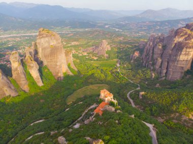 Yunanistan 'ın ve hatta dünyanın en fantastik yerlerinden biri olan meteora, kayalıklardaki tarihi manastırlarıyla ünlüdür..