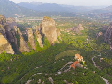 Yunanistan 'ın ve hatta dünyanın en fantastik yerlerinden biri olan meteora, kayalıklardaki tarihi manastırlarıyla ünlüdür..