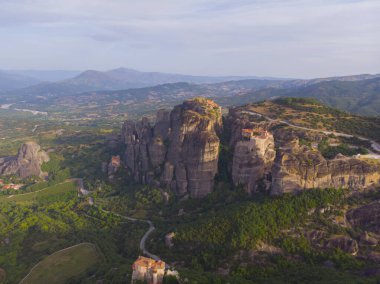 Yunanistan 'ın ve hatta dünyanın en fantastik yerlerinden biri olan meteora, kayalıklardaki tarihi manastırlarıyla ünlüdür..