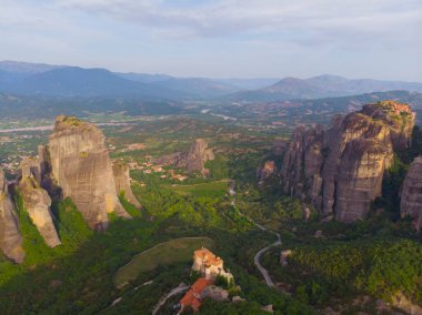 Yunanistan 'ın ve hatta dünyanın en fantastik yerlerinden biri olan meteora, kayalıklardaki tarihi manastırlarıyla ünlüdür..