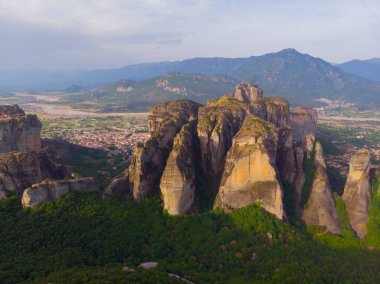 Yunanistan 'ın ve hatta dünyanın en fantastik yerlerinden biri olan meteora, kayalıklardaki tarihi manastırlarıyla ünlüdür..