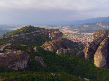 Yunanistan 'ın ve hatta dünyanın en fantastik yerlerinden biri olan meteora, kayalıklardaki tarihi manastırlarıyla ünlüdür..