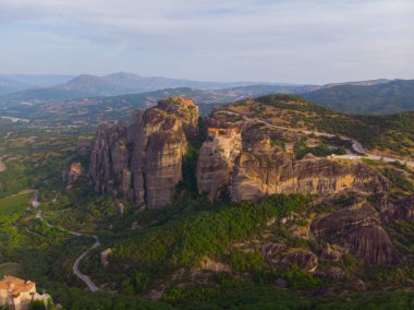 Yunanistan 'ın ve hatta dünyanın en fantastik yerlerinden biri olan meteora, kayalıklardaki tarihi manastırlarıyla ünlüdür..
