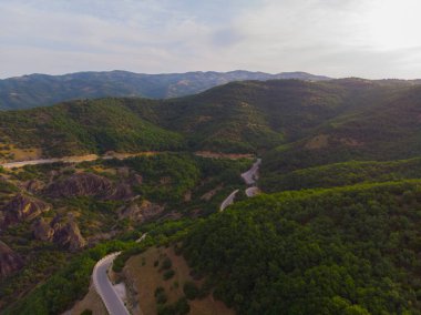 Yunanistan 'ın ve hatta dünyanın en fantastik yerlerinden biri olan meteora, kayalıklardaki tarihi manastırlarıyla ünlüdür..