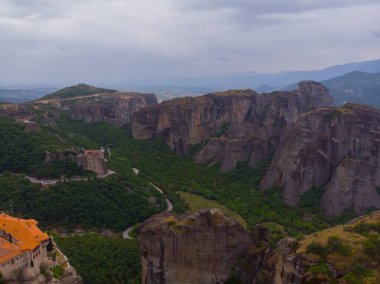 Yunanistan 'ın ve hatta dünyanın en fantastik yerlerinden biri olan meteora, kayalıklardaki tarihi manastırlarıyla ünlüdür..