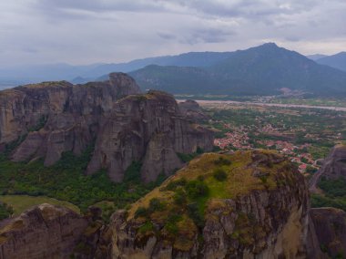 Yunanistan 'ın ve hatta dünyanın en fantastik yerlerinden biri olan meteora, kayalıklardaki tarihi manastırlarıyla ünlüdür..