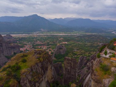 Yunanistan 'ın ve hatta dünyanın en fantastik yerlerinden biri olan meteora, kayalıklardaki tarihi manastırlarıyla ünlüdür..