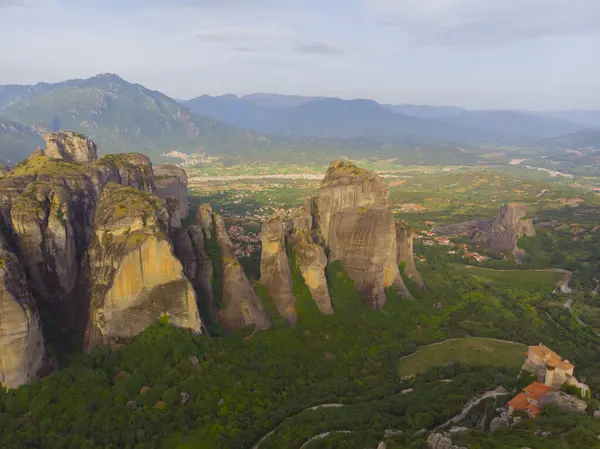Yunanistan 'ın ve hatta dünyanın en fantastik yerlerinden biri olan meteora, kayalıklardaki tarihi manastırlarıyla ünlüdür..