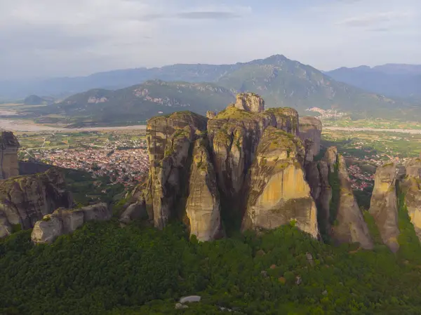 Yunanistan 'ın ve hatta dünyanın en fantastik yerlerinden biri olan meteora, kayalıklardaki tarihi manastırlarıyla ünlüdür..