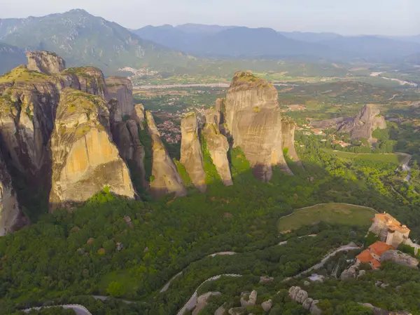 Yunanistan 'ın ve hatta dünyanın en fantastik yerlerinden biri olan meteora, kayalıklardaki tarihi manastırlarıyla ünlüdür..