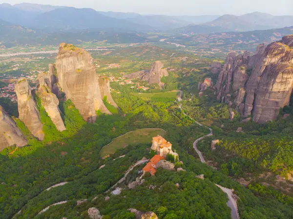 Yunanistan 'ın ve hatta dünyanın en fantastik yerlerinden biri olan meteora, kayalıklardaki tarihi manastırlarıyla ünlüdür..