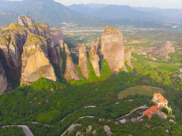 Yunanistan 'ın ve hatta dünyanın en fantastik yerlerinden biri olan meteora, kayalıklardaki tarihi manastırlarıyla ünlüdür..