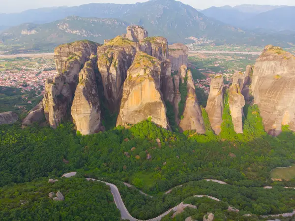 Yunanistan 'ın ve hatta dünyanın en fantastik yerlerinden biri olan meteora, kayalıklardaki tarihi manastırlarıyla ünlüdür..