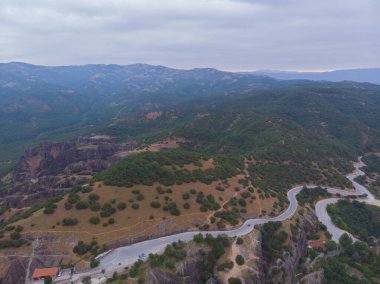Yunanistan 'ın ve hatta dünyanın en fantastik yerlerinden biri olan meteora, kayalıklardaki tarihi manastırlarıyla ünlüdür..