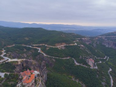 Yunanistan 'ın ve hatta dünyanın en fantastik yerlerinden biri olan meteora, kayalıklardaki tarihi manastırlarıyla ünlüdür..