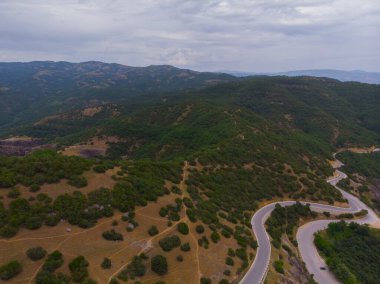 Yunanistan 'ın ve hatta dünyanın en fantastik yerlerinden biri olan meteora, kayalıklardaki tarihi manastırlarıyla ünlüdür..