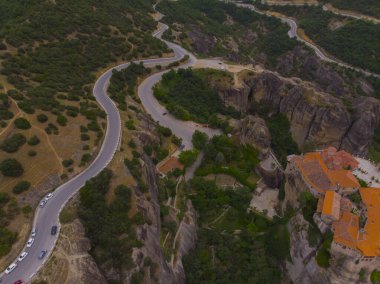 Yunanistan 'ın ve hatta dünyanın en fantastik yerlerinden biri olan meteora, kayalıklardaki tarihi manastırlarıyla ünlüdür..