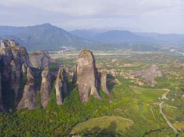 Yunanistan 'ın ve hatta dünyanın en fantastik yerlerinden biri olan meteora, kayalıklardaki tarihi manastırlarıyla ünlüdür..