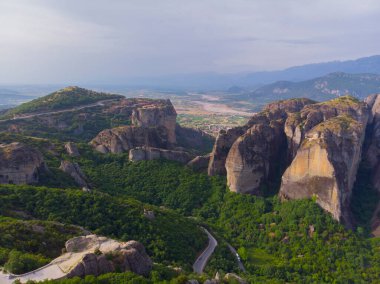 Yunanistan 'ın ve hatta dünyanın en fantastik yerlerinden biri olan meteora, kayalıklardaki tarihi manastırlarıyla ünlüdür..