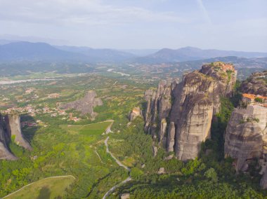 Yunanistan 'ın ve hatta dünyanın en fantastik yerlerinden biri olan meteora, kayalıklardaki tarihi manastırlarıyla ünlüdür..