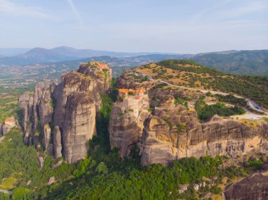 Yunanistan 'ın ve hatta dünyanın en fantastik yerlerinden biri olan meteora, kayalıklardaki tarihi manastırlarıyla ünlüdür..