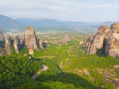 Yunanistan 'ın ve hatta dünyanın en fantastik yerlerinden biri olan meteora, kayalıklardaki tarihi manastırlarıyla ünlüdür..