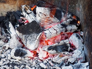 Közlü şömine, ateş, kül