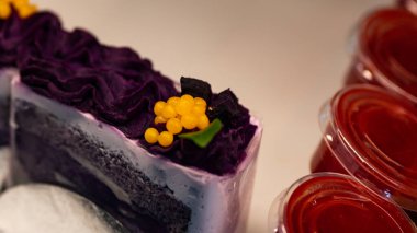 Kahve dükkanındaki tatlıyı kapat.