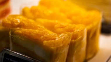 Kahve dükkanındaki tatlıyı kapat.