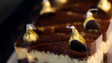 Kahve dükkanındaki tatlıyı kapat.