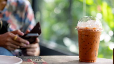 Kahve dükkanındaki buzlu kahveyi kapat.