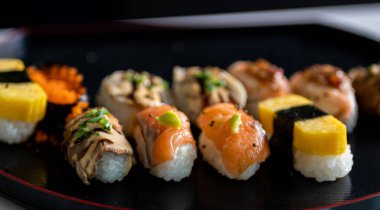 Mutfakta suşi pişiren el aşçısını kapatın.