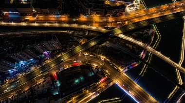 Changchun, Çin 'deki Yitong Nehri' nde kış gecesi sahnesi.