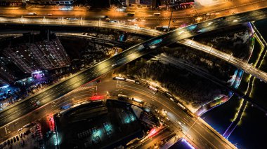 Changchun, Çin 'deki Yitong Nehri' nde kış gecesi sahnesi.