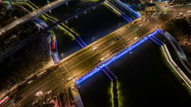 Changchun, Çin 'deki Yitong Nehri' nde kış gecesi sahnesi.