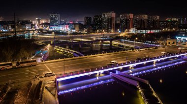 Changchun, Çin 'deki Yitong Nehri' nde kış gecesi sahnesi.
